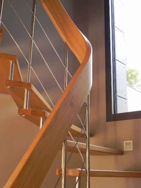 Escalier design en chene avec rembarde courbe