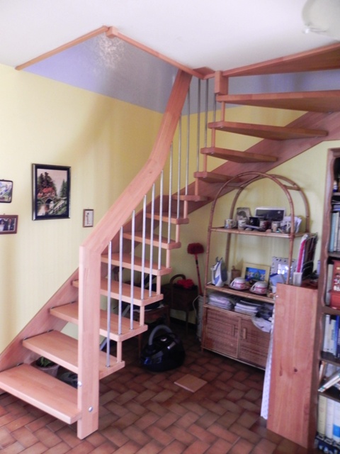 Escalier moderne limon bois au mur