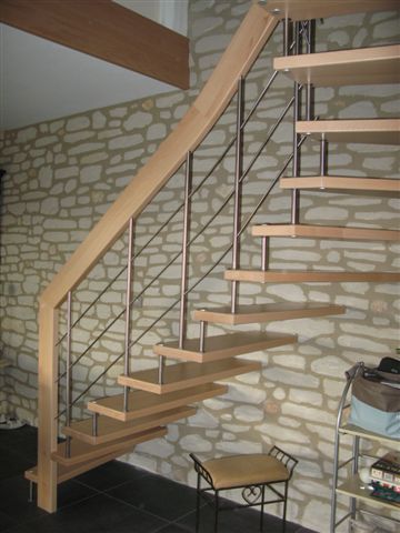 Contemporain escalier suspendu sur mur en pierre
