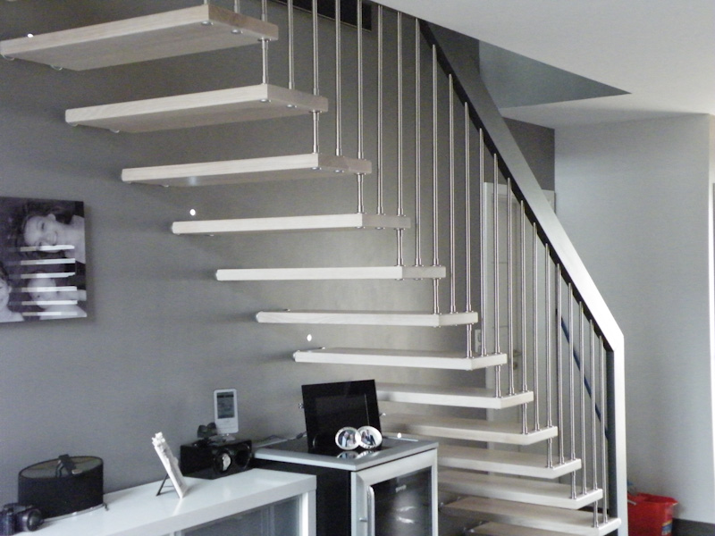 Escalier droit design bicolore en bois inox