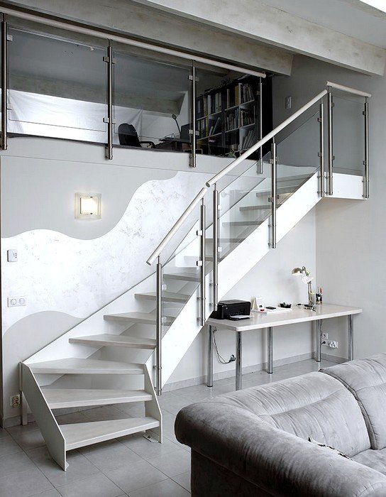 escalier design mÃ©tal et bois peint en blanc garde corps verre inox