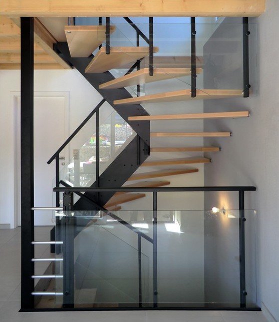 Escalier suspendu contemporain mÃ©tallique marches bois rampe verre