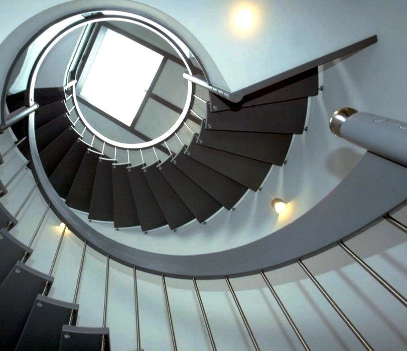 Escaliers forme spirale main courante courbe