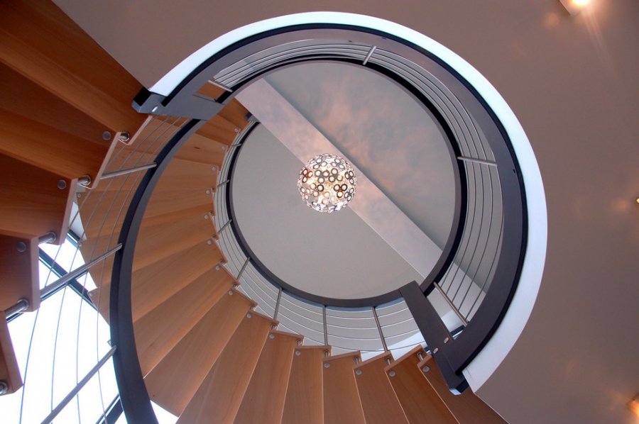 Escaliers spirale passant devant des fenÃªtres 