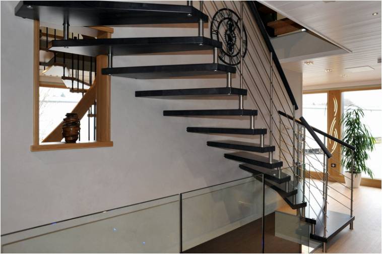 Escalier moderne avec main courante fine en bois