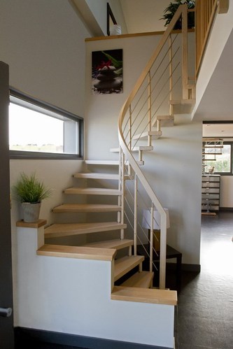 Escalier contemporain main courante fine en bois
